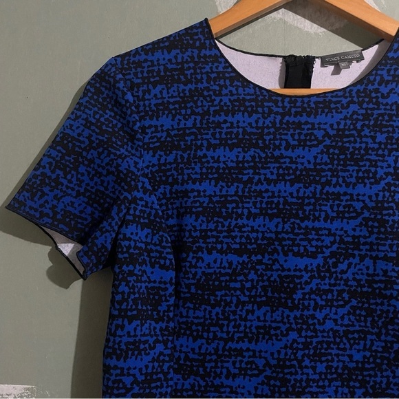 Vince Camuto Geometric Print Short Sleeve Round Neck Tee Shirt Blue Black - Picture 2 of 9